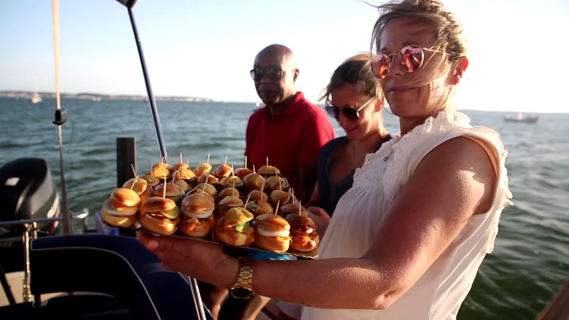 Privatisation d'un bateau sur Arcachon avec évasion gastronomique locale sucrée/salée